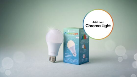 LED Vollspektrum Birne: neowake® Chroma Light ausgepackt neben der Verpackung lehnend.