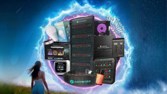 Frau blickt auf ein leuchtendes Frequenzportal, aus dem zentrale neowake® Produkte hervortreten – darunter Frequenzmatte, Mini-Matte, Controller, ChromaLight, Sound, Zenergy-Kapseln und Stimmgabel-Set. Symbol für die Verbindung von Technologie, Natur und persönlicher Transformation.