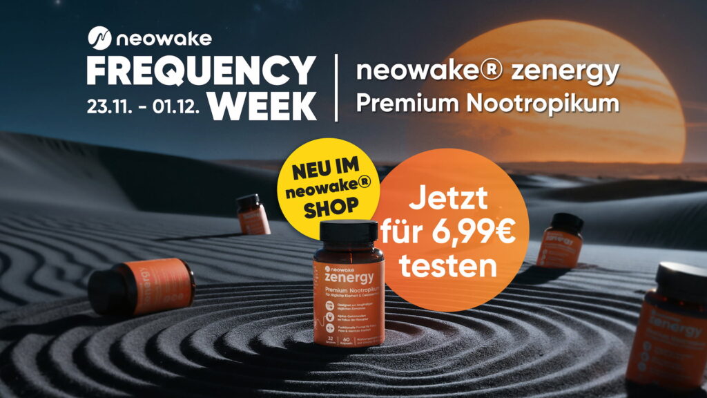 Mehrere zenergy-Nootropikum-Dosen liegen stilisiert in einer dunklen Wüstenlandschaft unter einem orangefarbenen Sonnenuntergang. Im Vordergrund steht eine Dose zenergy mit der Aufschrift „Jetzt für 6,99 € testen“ – beworben als Teil der neowake® Frequency Week vom 23.11. bis 01.12.