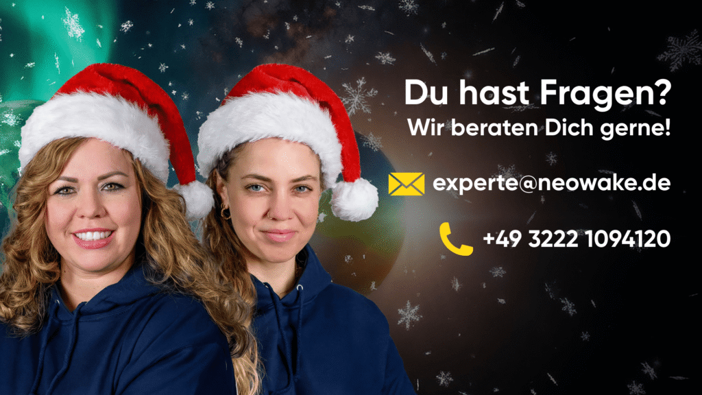 Zwei neowake® Beraterinnen mit Nikolausmützen vor winterlichem Hintergrund. Text: „Du hast Fragen? Wir beraten dich gerne! experte@neowake.de
– +49 3222 1094120“.