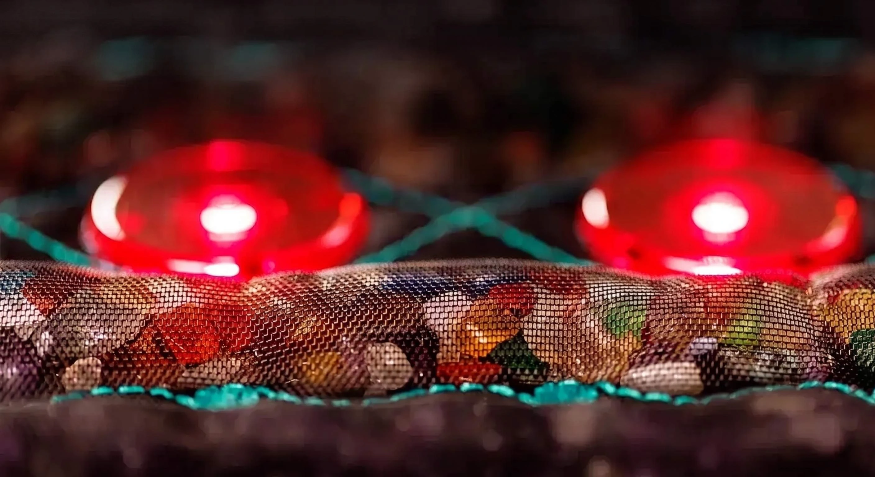 Symbolbild: Edelsteine - Stilvolle Darstellung der 8 Mineralien (Amethyst, Turmalin etc.) in kristalliner Ordnung.